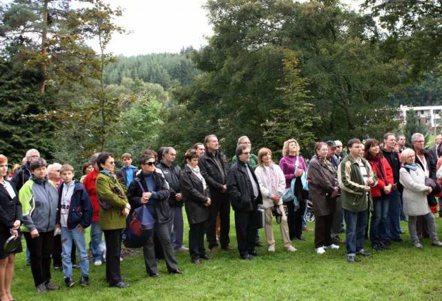 Lesníci, pedagogové a občané Křtin při zahájení slavnosti