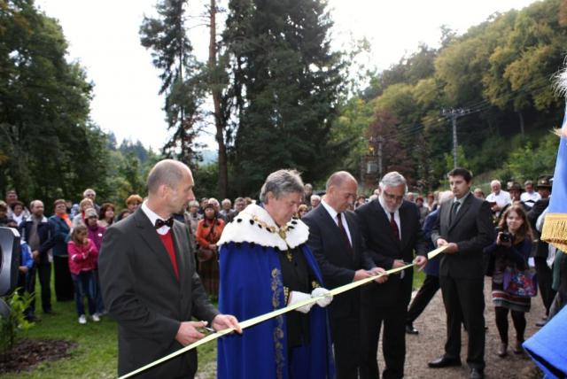 Stříhání pásky před sousoším